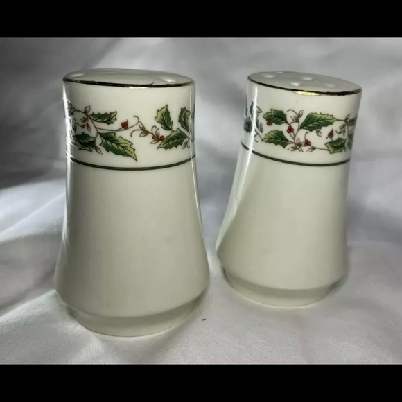 Salt and Pepper Shakers. - Picture 5 of 5